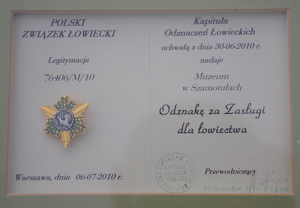 Powiększ obraz: skan "Odznaki za zasługi dla Łowiectwa", którą otrzymało Muzeum - Zamek Górków w Szamotułach od Polskiego Związku Łowieckiego