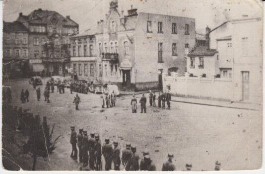 Zdjęcie przedstawia rozstrzelanie pięciu Otorowian na szamotulskim Rynku 13 października 1939 roku