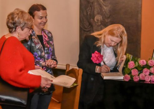 autorka "Raptularza Zamkowego. Tom 2" podczas promocji publikacji 