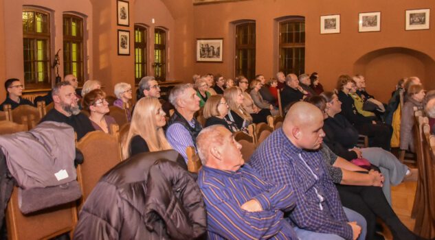 uczestnicy podczas promocji "Raptularza Zamkowego. Tom 2"