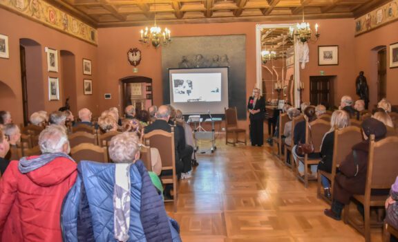 autorka "Raptularza Zamkowego. Tom 2" podczas promocji publikacji 