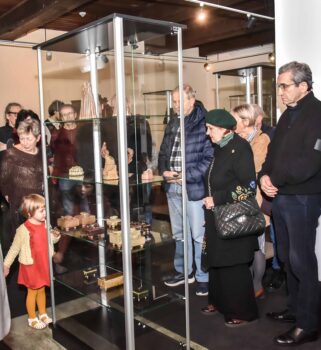 zaproszeni goście podczas wernisażu wystawy "Kamień i popiół"