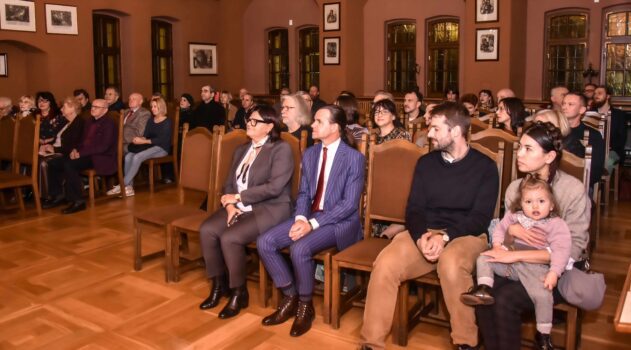 zaproszeni goście podczas wernisażu wystawy "Kamień i popiół"