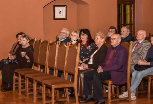 zaproszeni goście podczas wernisażu wystawy "Kamień i popiół"